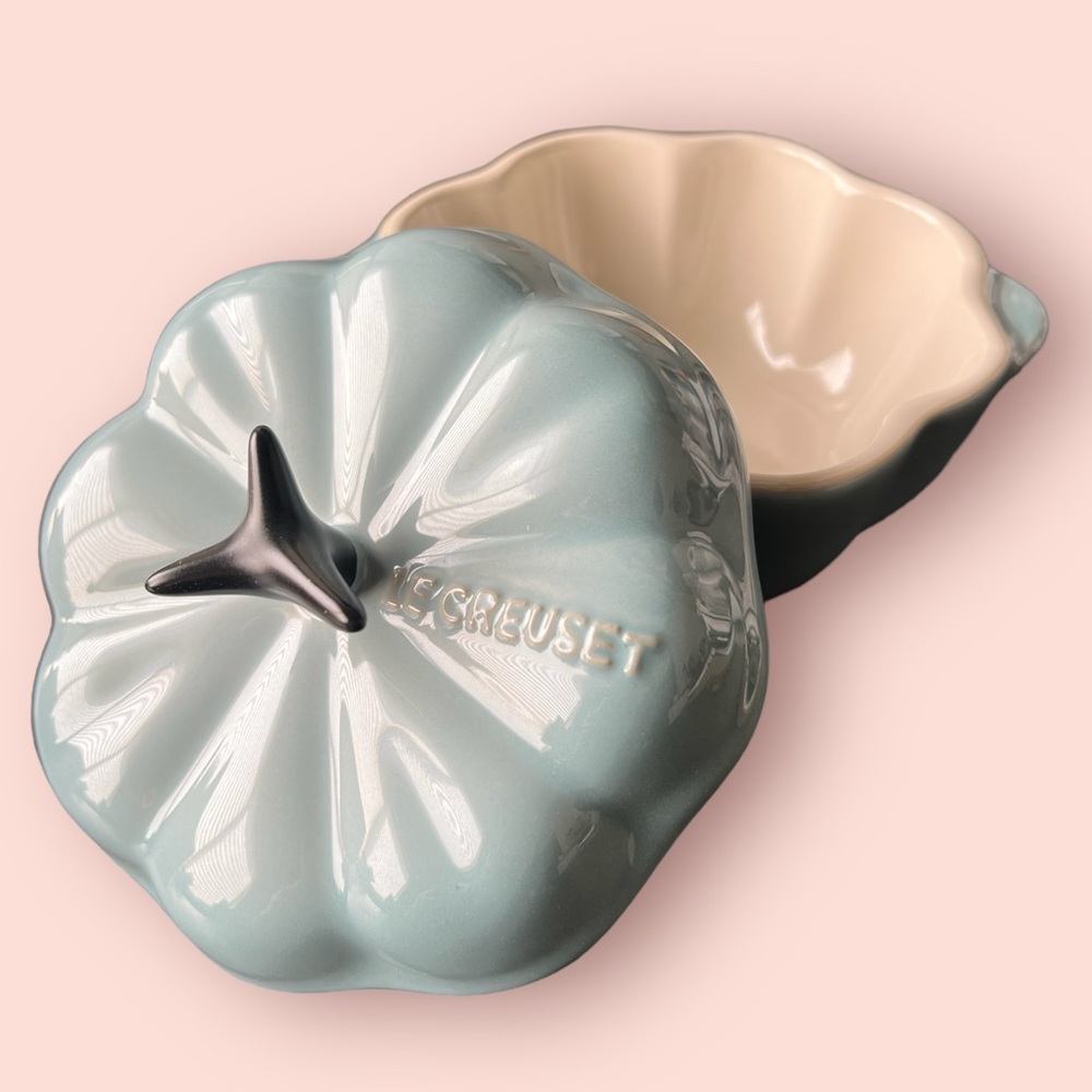 Le Creuset Stoneware Pumpkin Cocotte (Sea Salt) - Picture 2 of 5